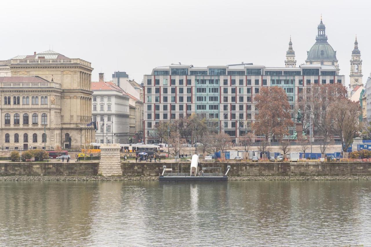 Danube Waterfront View At Chain Bridge Budapest Exteriör bild