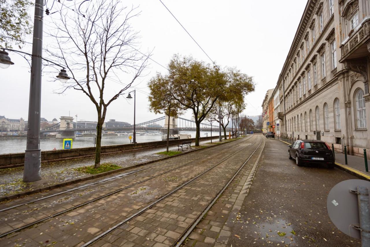 Danube Waterfront View At Chain Bridge Budapest Exteriör bild